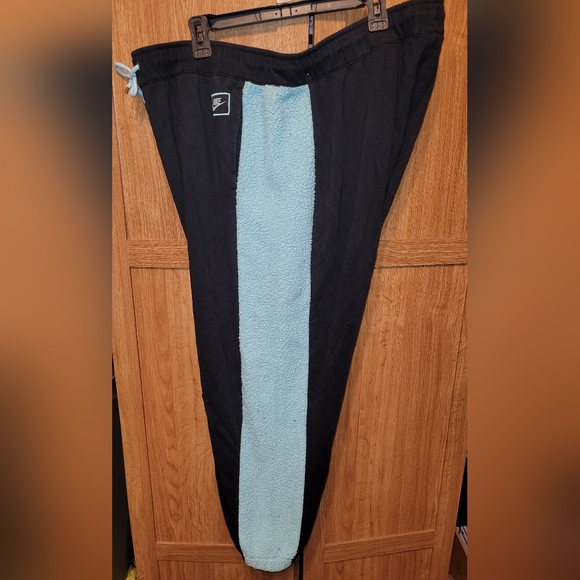 Women's Nike 2xl sweatpants with sherpa detailing - Picture 3 of 5